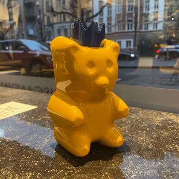 Candy King Canary, Skulptur, gjuten, handmålad av Adam Ström. 18 x 12 cm. Del av serien Candy King