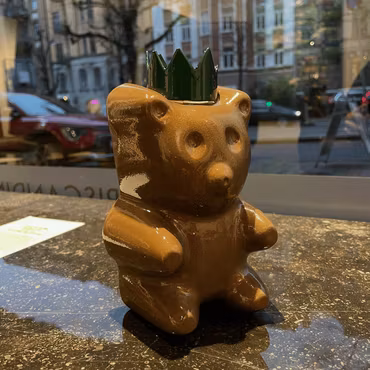 Candy King Chestnut, Skulptur, gjuten, handmålad av Adam Ström. 18 x 12 cm. Del av serien Candy King