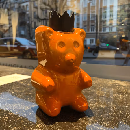 Candy King Marigold, Skulptur, gjuten, handmålad av Adam Ström. 18 x 12 cm. Del av serien Candy King