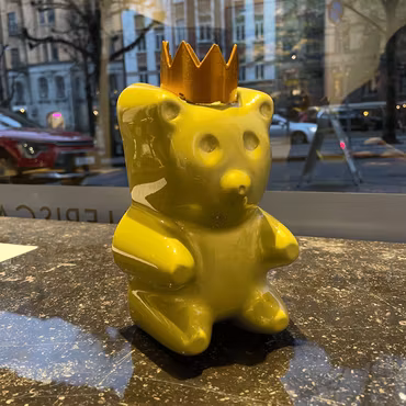 Candy King Pistachio, Skulptur, gjuten, handmålad av Adam Ström. 18 x 12 cm. Del av serien Candy King