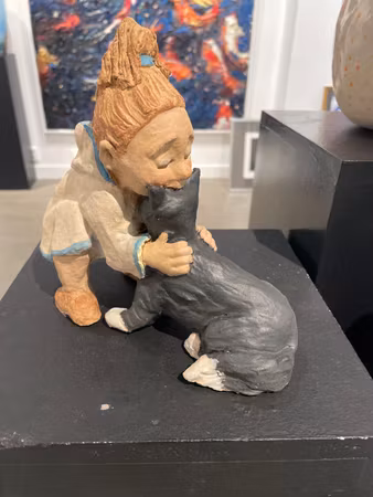 “Puss på dig Murre”, skulptur av stengods av Yvonne Johansson, h. 19 cm