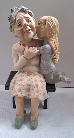 “Puss på dig mormor”, skulptur av stengods av Yvonne Johansson, h. 30 cm