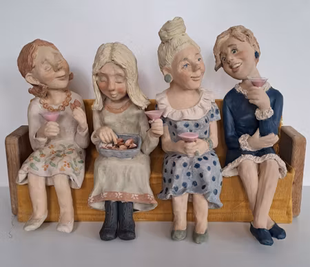 “Tjejfesten”, skulptur av stengods av Yvonne Johansson, h. 28 cm