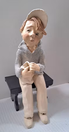 “Godis är gott”, skulptur av stengods av Yvonne Johansson, h. 31 cm