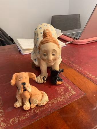 “Duktig Fido”, skulptur av stengods av Yvonne Johansson, h. 16 cm