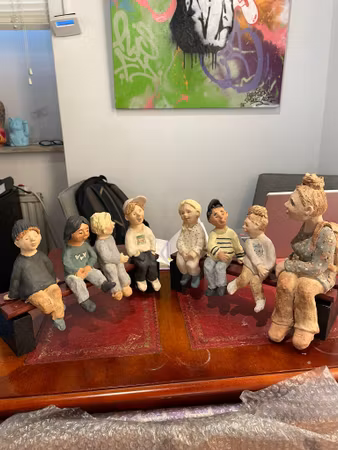 “Utflykt på förskolan Snövit”, två skulpturer av stengods av Yvonne Johansson, h. 28 cm