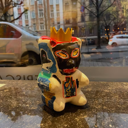 Candy King Homage to Basquiat, Skulptur, gjuten, handmålad av Adam Ström. 18 x 17 cm. Del av serien Candy King