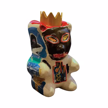 Candy King Homage to Basquiat, Skulptur, gjuten, handmålad av Adam Ström. 18 x 17 cm. Del av serien Candy King