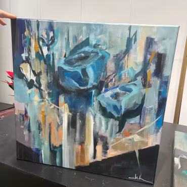 “Blue Bud”, akryl på duk av Malin Hjalmarsson, 50 × 50 cm