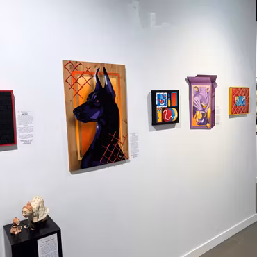 "Purple Protector", akryl, aerosol och resin på furuskiva av John Beijer, 50 × 75 cm