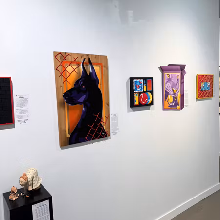 "Purple Protector", akryl, aerosol och resin på furuskiva av John Beijer, 50 × 75 cm