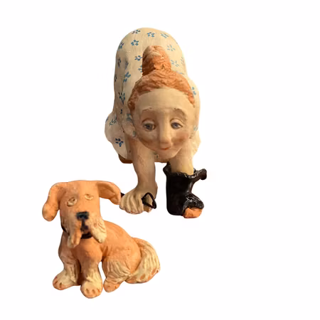 “Duktig Fido”, skulptur av stengods av Yvonne Johansson, h. 16 cm