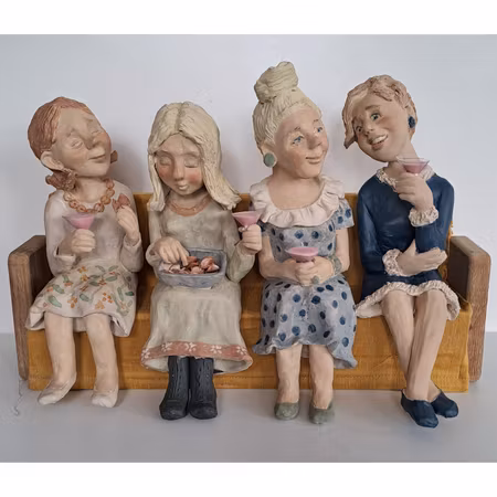 “Tjejfesten”, skulptur av stengods av Yvonne Johansson, h. 28 cm