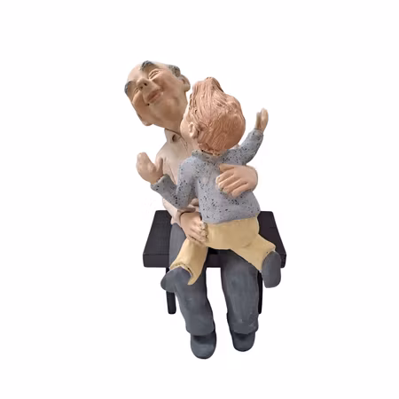 “Nu du morfar!!”, skulptur av stengods av Yvonne Johansson, h. 27 cm