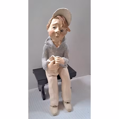 “Godis är gott”, skulptur av stengods av Yvonne Johansson, h. 31 cm