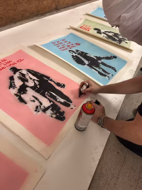 Hellstrom Street Art - Om du vill ha en idiot lägg din hand i min - Stencil på papper. 56x76 cm