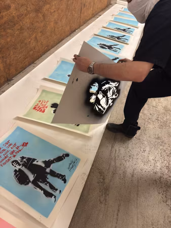 Hellstrom Street Art - Du är det finaste jag vet när allt annat här är falskt o fel - Stencil på papper. 56x76 cm