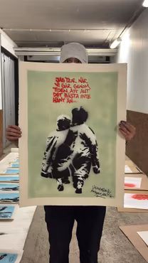 Hellstrom Street Art - Jag tror när vi går genom tiden att allt det bästa inte hänt än. - Stencil på papper. 56x76 cm