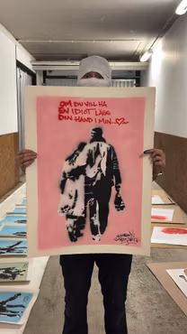 Hellstrom Street Art - Om du vill ha en idiot lägg din hand i min - Stencil på papper. 70x100 cm