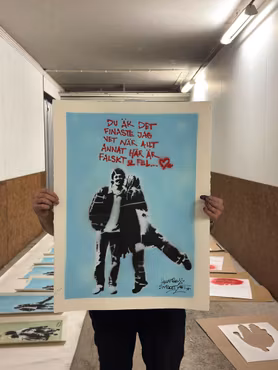 Hellstrom Street Art - Du är det finaste jag vet när allt annat här är falskt o fel - Stencil på papper. 70x100 cm