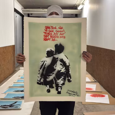 Hellstrom Street Art - Jag tror när vi går genom tiden att allt det bästa inte hänt än. - Stencil på papper. 70x100 cm