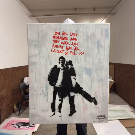 Hellstrom Street Art - Du är det finaste jag vet när allt annat här är falskt o fel - Stencil på duk. 104x84 cm