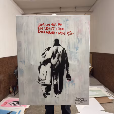 Hellstrom Street Art - Om du vill ha en idiot lägg din hand i min - Stencil på duk. 104x84 cm