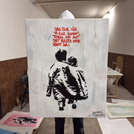 Hellstrom Street Art - Jag tror när vi går genom tiden att allt det bästa inte hänt än. - Stencil på duk. 104x84 cm
