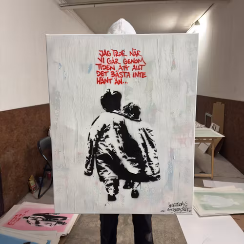 Hellstrom Street Art - Jag tror när vi går genom tiden att allt det bästa inte hänt än. - Stencil på duk. 104x84 cm