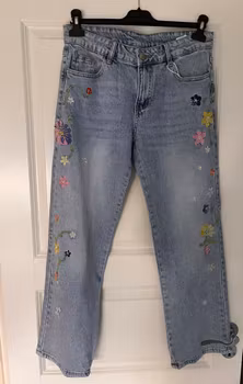 Jeans med blomster