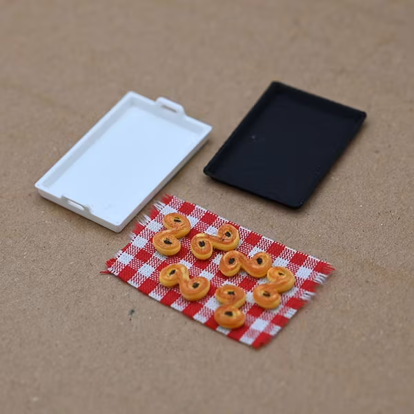 Bricka m handtag, duk, plåt och 6 lussekatter 1:12