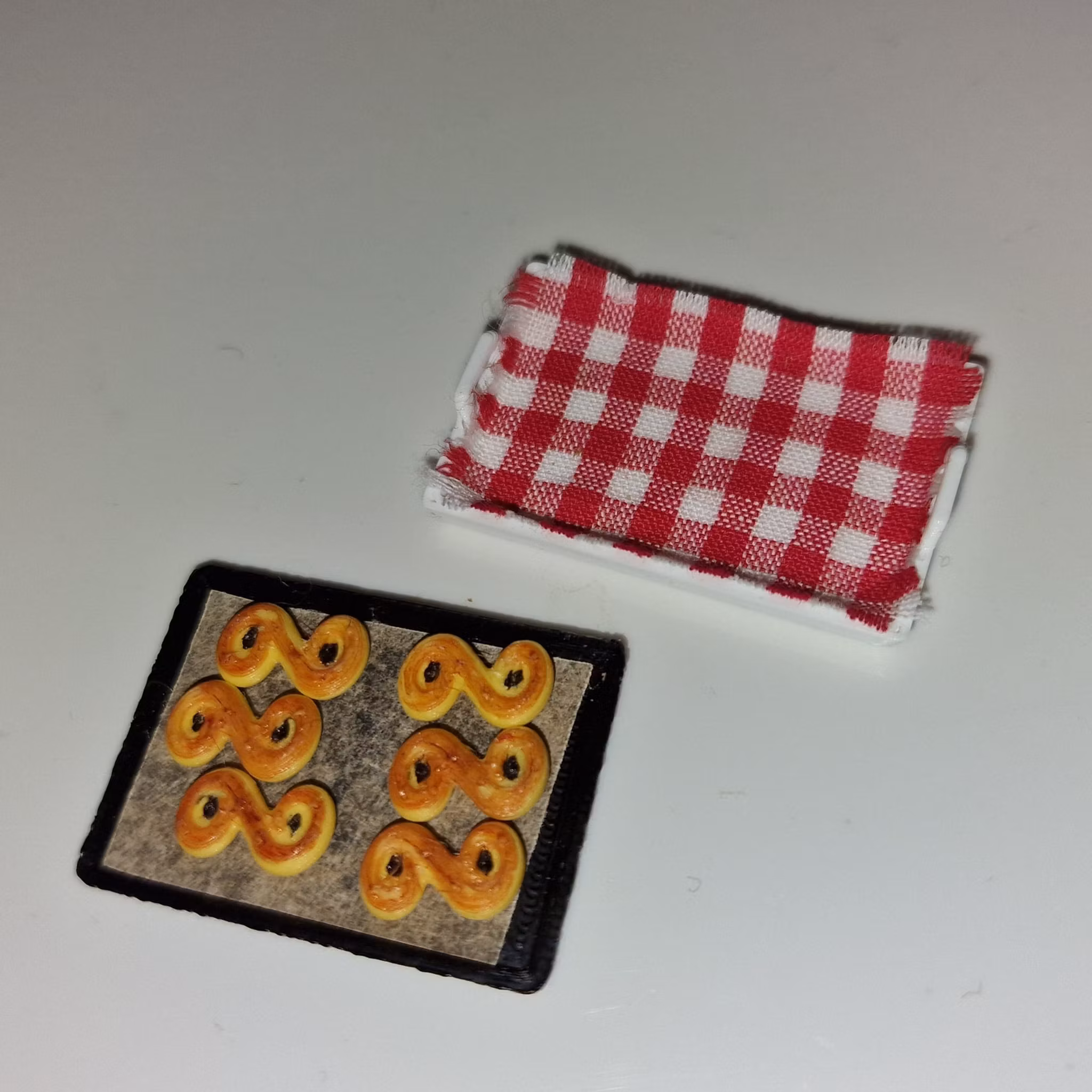 Bricka m handtag, duk, plåt och 6 lussekatter 1:12