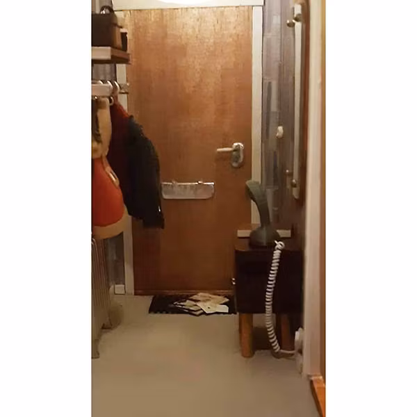 Telefon med sladd och kontakt