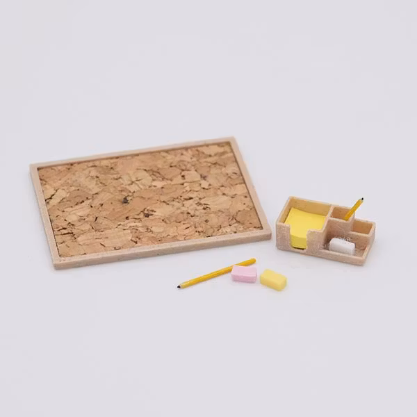 Anslagstavla, pennhållare med postitlappar, pennor ooh sudd 1:18