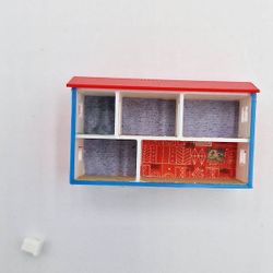 Mini Dockskåp låda med blå list röd tapet 1:18