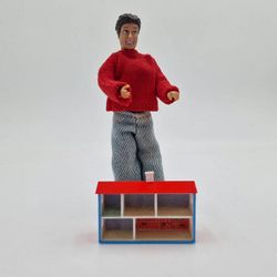 Mini Dockskåp låda med blå list röd tapet 1:18