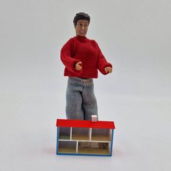 Mini Dockskåp låda med blå list rutigisch tapet 1:18