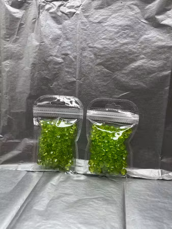 Akrylpärlor i färgen limegrön