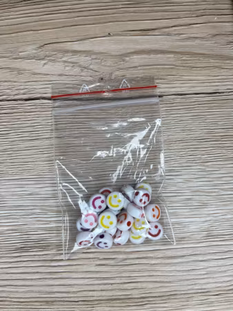Akrylpärla Smiley 10 mm, Vit/Färgmix (25st)