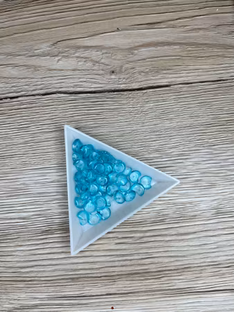Glaspärla chip 7-8 mm, Turkos/Klar (10g)