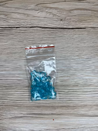 Glaspärla chip 7-8 mm, Turkos/Klar (10g)