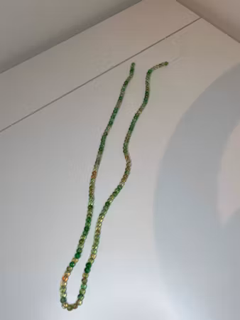 Sträng med glaspärlor Halvopaka - Sten imitation Lime Green 6mm (st)