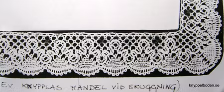 Ringdans näsduk 24x24 cm spetsens bredd 2,2 cm
