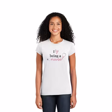 Kortärmad t-shirt med tryck för dam - Love Being A Nurse | Cutieful