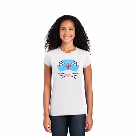 Kortärmad t-shirt med tryck för dam – Nurse Kitty | Cutieful