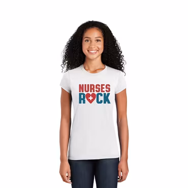 Kortärmad t-shirt med tryck för dam – Nurses Rock | Cutieful