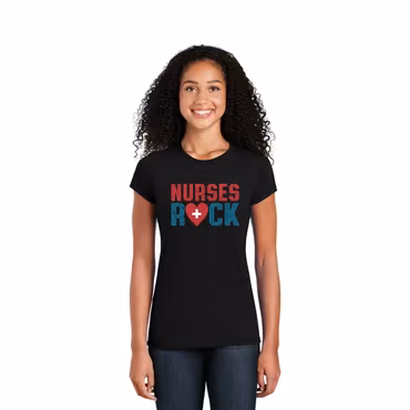 Kortärmad t-shirt med tryck för dam – Nurses Rock | Cutieful