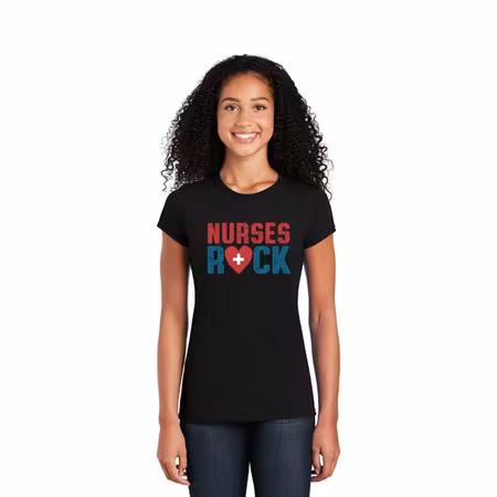 Kortärmad t-shirt med tryck för dam – Nurses Rock | Cutieful