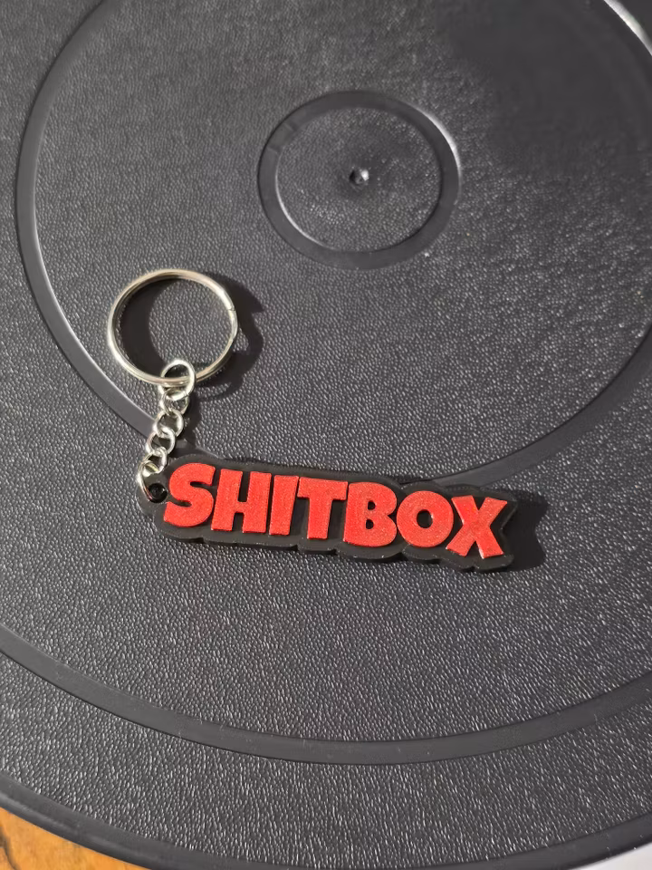 nyckelring med texten shitbox