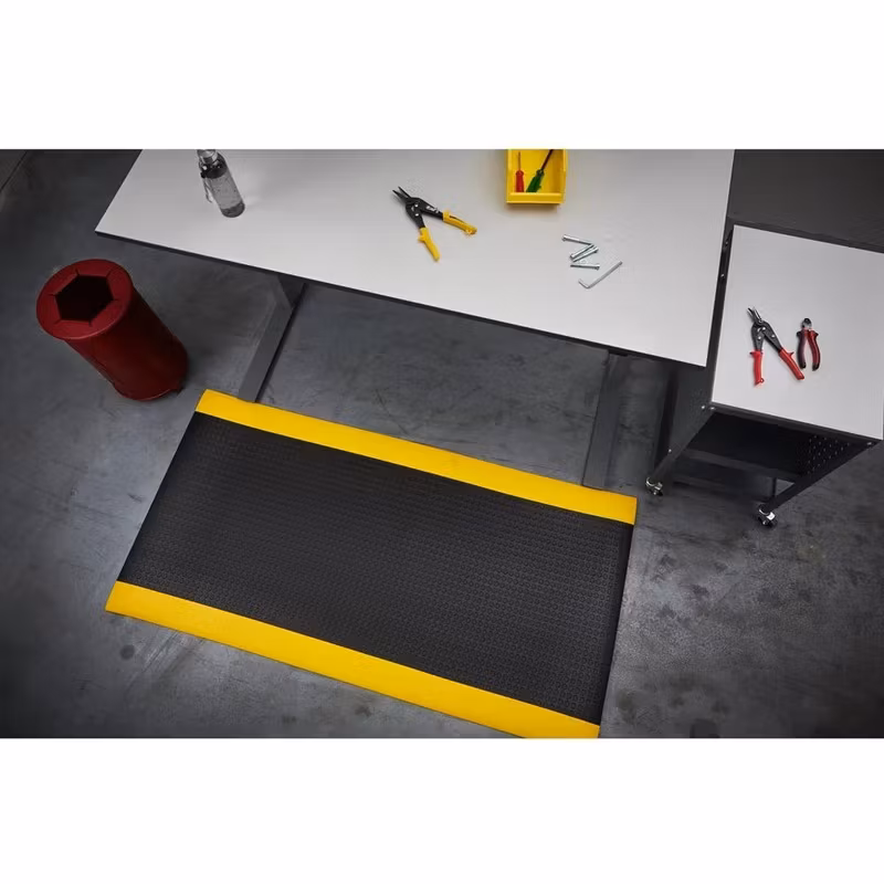 Arbetsplatsmatta Senso Coin, bredd 60 cm, svart / gul, per löpmeter